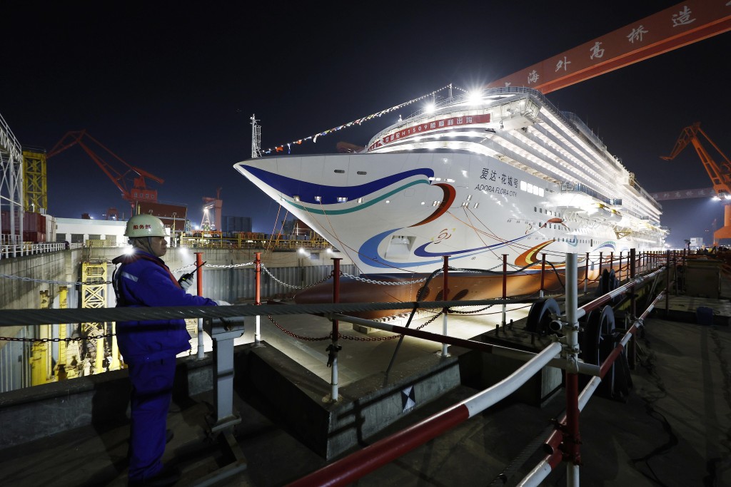 “爱达·花城号”坞内起浮，工作人员进行坞内注水起浮作业前的准备。中新社