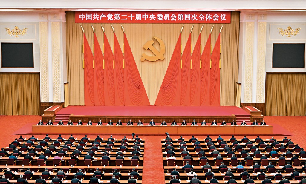 中共四中全會昨日在北京閉幕，通過「十五五」規劃建議。