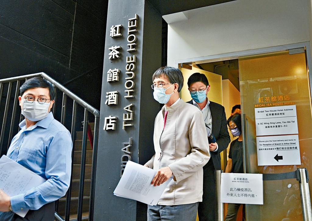 ■袁国勇（左二）到酒店视察，估计确诊清洁工可能于铺床时吸入病毒。