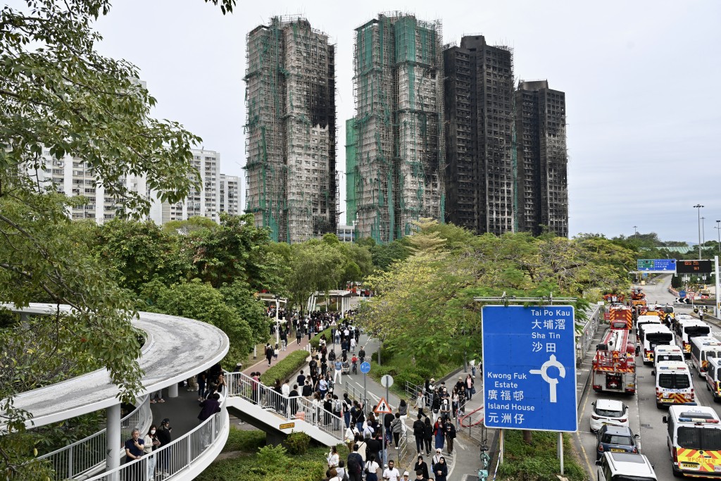 不斷有市民加入隊尾，目測逾千人到場。