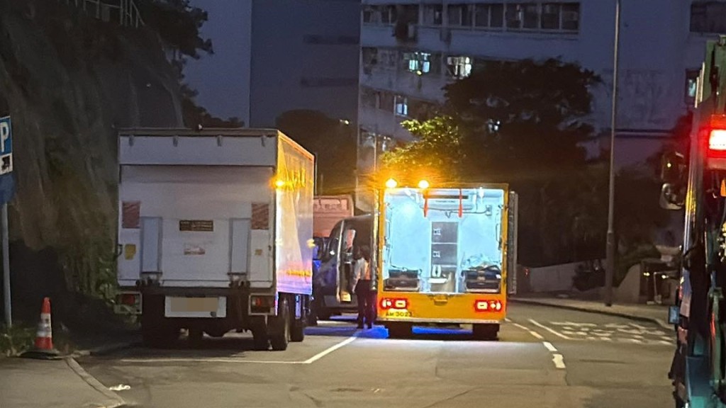 仵工到場舁走遺體。FB：Bosco Chu@馬路的事討論區