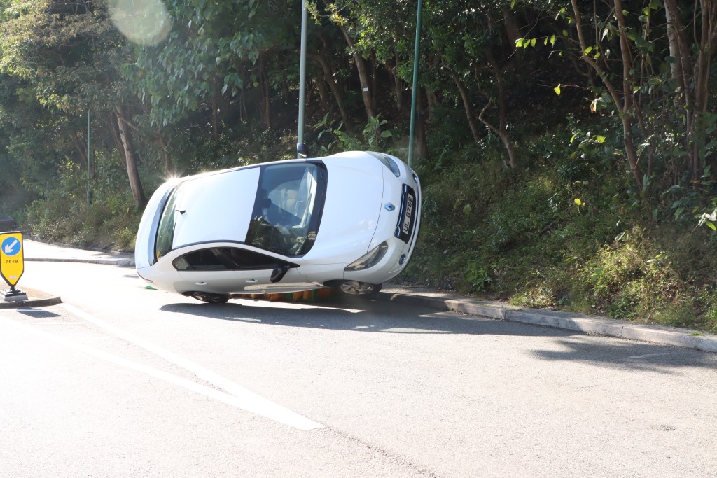 拍攝翻車鏡頭，陳家樂有替身。