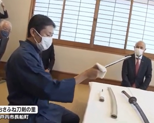 工匠举行交付仪式。日本OHK电视台截图