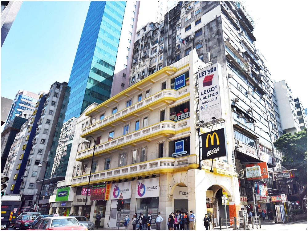 建築物位於彌敦道與柯士甸道交界,早年曾翻新。