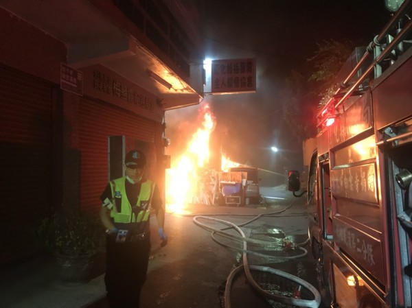 消防派出21部消防车、8部救护车，动员65人到现场灌救。