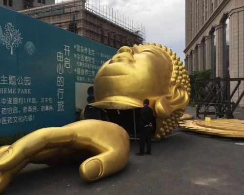 江蘇鹽城權健集團華東總部主建築中間的雙面佛佛頭被拆除。網上圖片