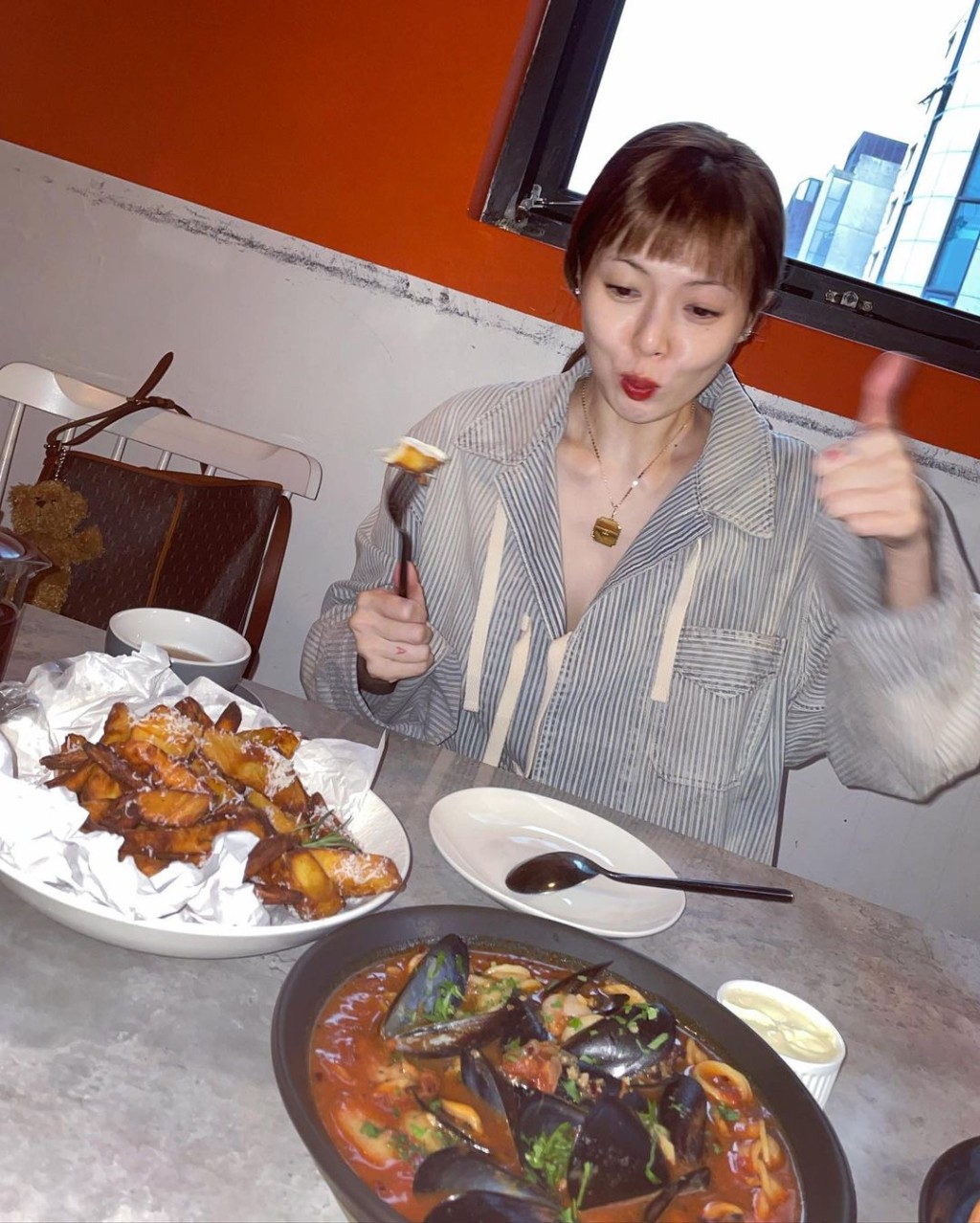 舉起手指公大讚好味。