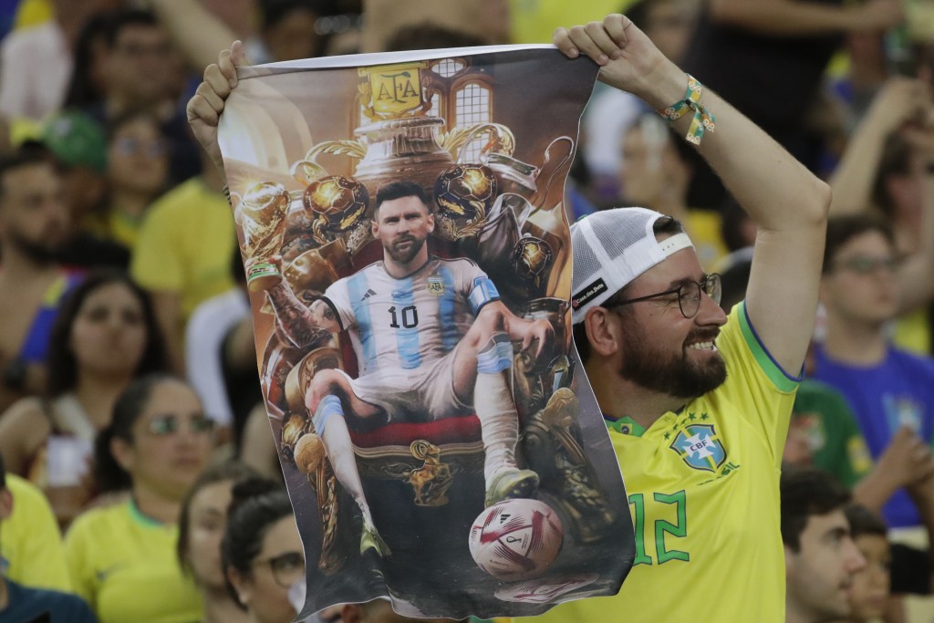 连巴西球迷都高举美斯的海报支持。美联社