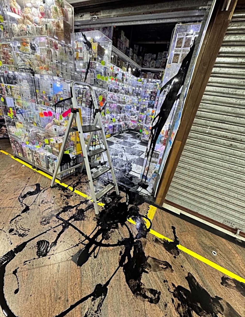 格仔舖被淋石油。網圖