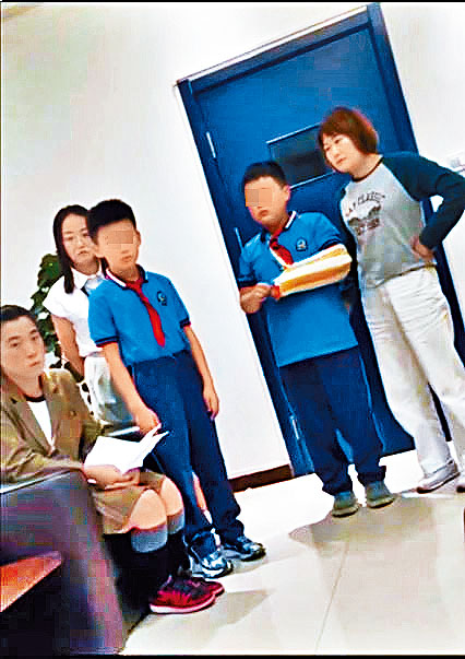 趙某（右二）及晉某（左二）涉嫌對小強實施性侵害。