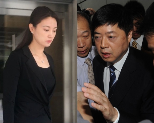 刘希泳(右)死亡案开审，遗孀央视著名主持人刘芳菲也到庭旁听，高举亡夫遗像伸冤(左)。资料图片