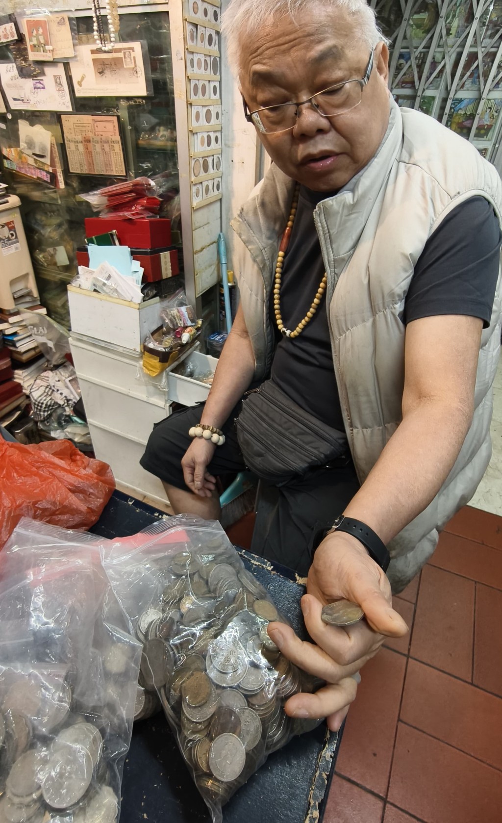 錢幣買賣店舖負責人「大象」表示,不少英女皇頭像硬幣因數量充裕,炒賣價值甚低,加工為首飾反而可帶來更大商業價值。 錢幣買賣店舖負責人「大象」表示,不少英女皇頭像硬幣因數量充裕,炒賣價值甚低,加工為首飾反而可帶來更大商業價值。
