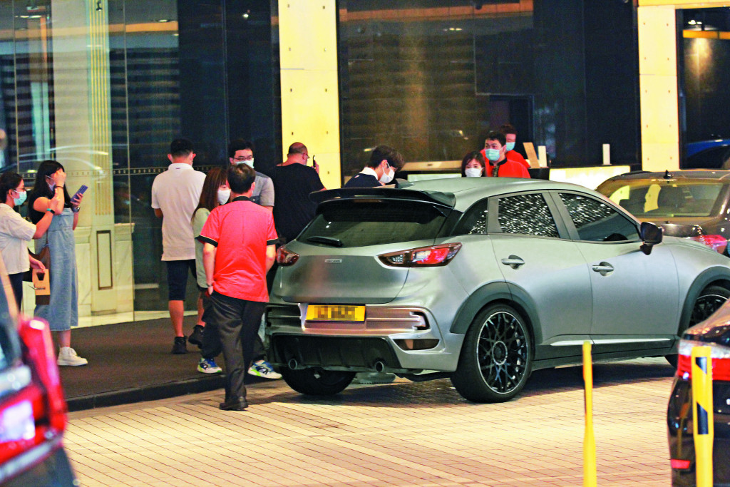《東周刊》發現，蔡思貝現時駕駛的座駕正是胡鴻鈞名下的Mazda私家車。