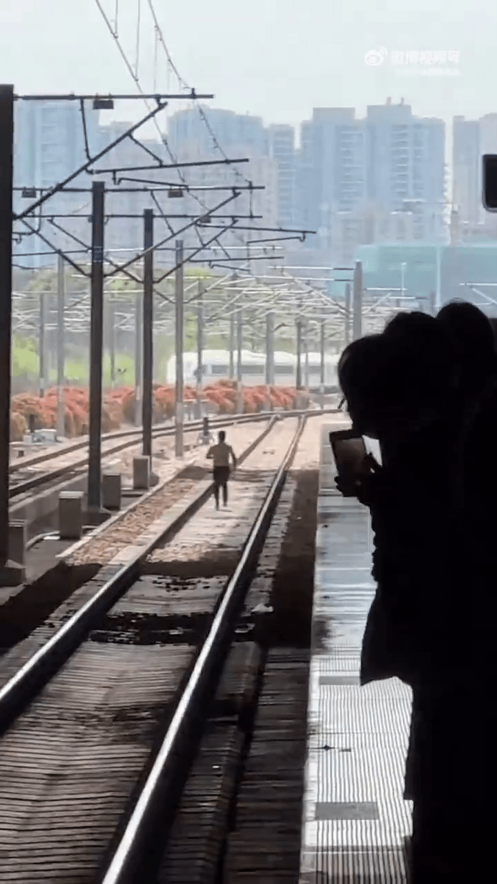 杭州東站一男子闖軌遁奔跑。