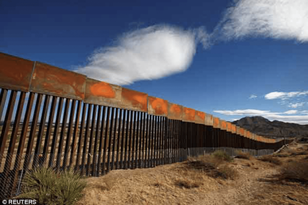 面对非法移民不断涌入，拜登终于向现实低头，宣布重新在美墨边境建造隔离墙。路透社