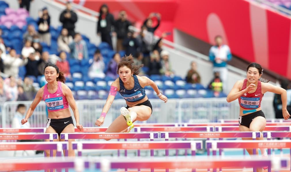 全運會賽場上的吳艷妮。 新華社