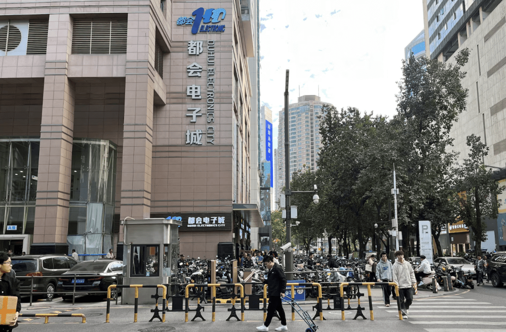 《路透社》周五(2日)報道,美國對中港的「貿易黑名單」錯誤百出,報道走訪檢視了其中一百家被列入黑名單的企業,發現其中約有四分之一資訊錯誤。路透社 《路透社》周五(2日)報道,美國對中港的「貿易黑名單」錯誤百出,報道走訪檢視了其中一百家被列入黑名單的企業,發現其中約有四分之一資訊錯誤。路透社