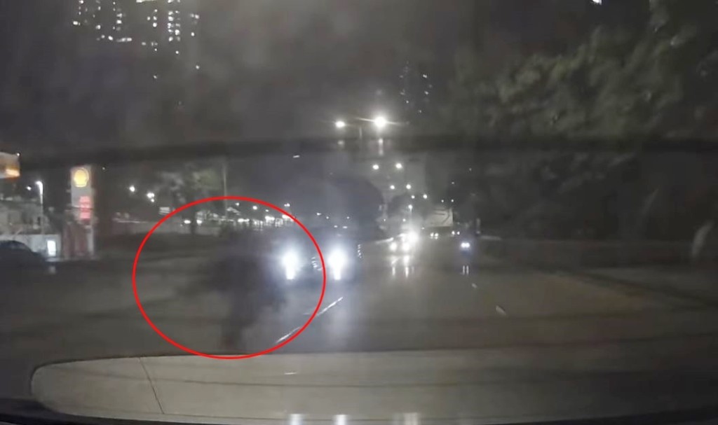 少年再衝向後面駛至的車輛。fb車cam L（香港群組）影片截圖