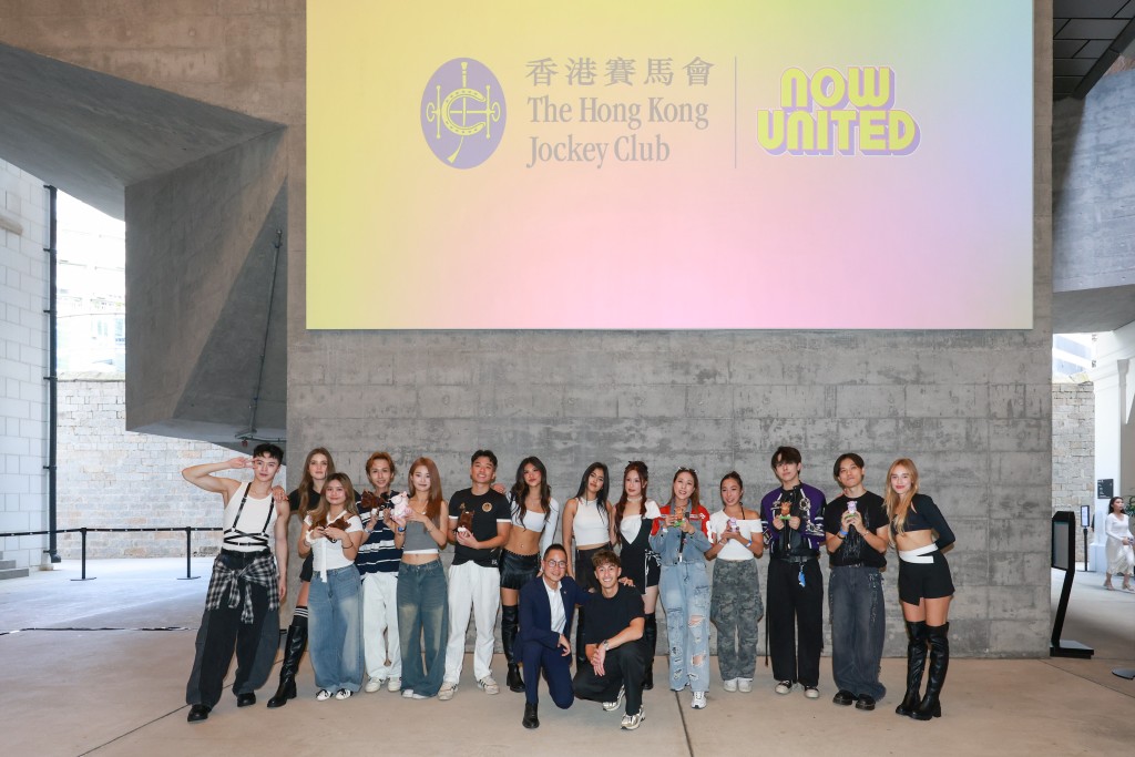 Now United 、 香港賽馬會客戶策略 、 體驗及創新事務執行總監侯德洋 ( 前左 )、Now United 舞蹈總監 Nicky Andersen( 前右 ) ,共同見證新歌 MV 《 Giddy Up 》首播 。 Now United 、 香港賽馬會客戶策略 、 體驗及創新事務執行總監侯德洋 ( 前左 )、Now United 舞蹈總監 Nicky Andersen( 前右 ) ,共同見證新歌 MV 《 Giddy Up 》首播 。