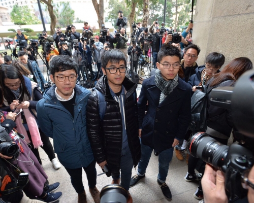 三子在終審法院會見傳媒,黃之鋒(右)指今次判決不是勝利,也不值得大肆慶祝。