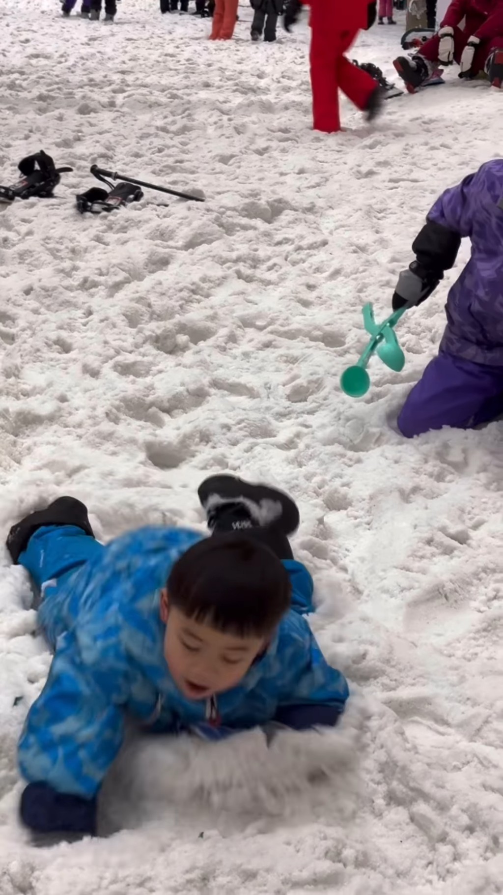 小朋友爱玩雪，颜志恒两个囝囝也是。