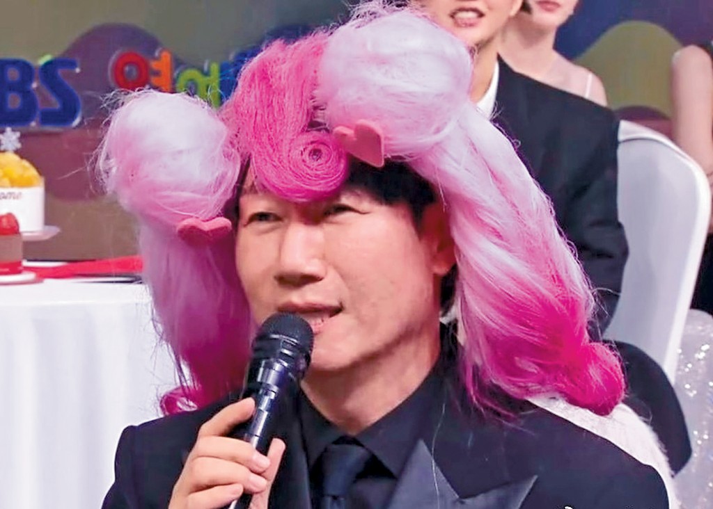 池錫辰在母親頭七當日，仍在SBS要求下戴假髮，落力搞笑。