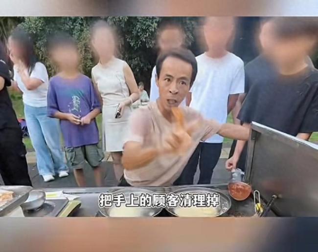 江西景德鎮一名炸雞排的攤主憑借棟篤笑風格，吸引大批顧客爆紅，被網民稱為「雞排哥」。