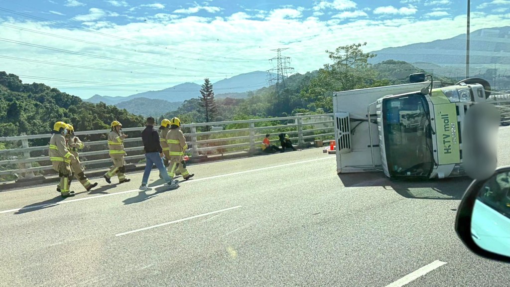 貨車翻側，大量貨物傾瀉行車線上。 fb 車cam L（香港群組）  網片截圖
