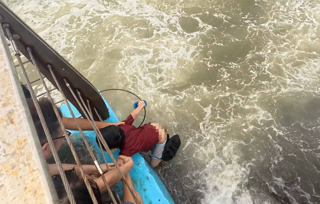 男童被海浪捲出護攔，幸多名旅客合力救回。抖音＠Sky__遠渡