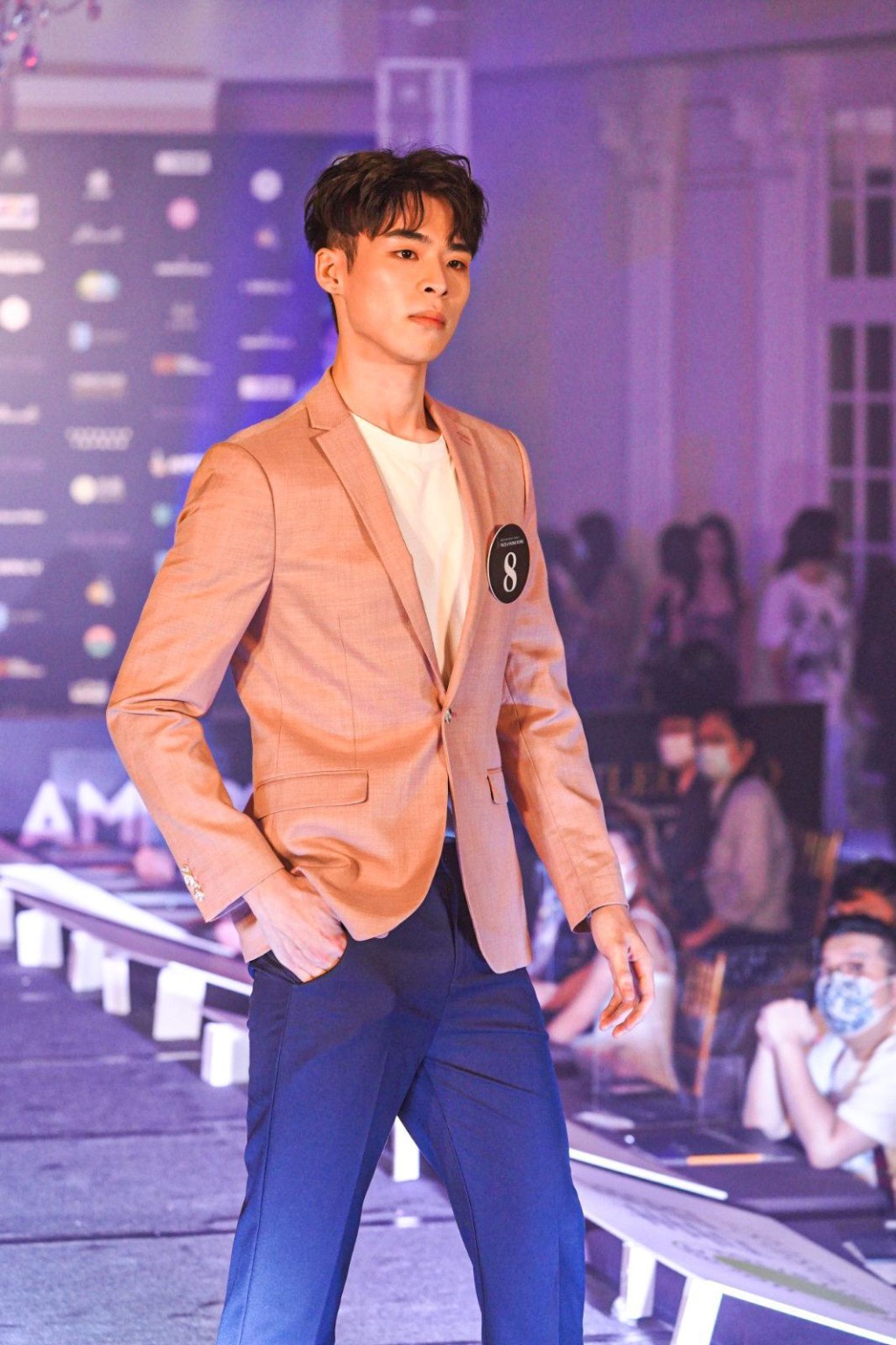 陳勇龍係港韓混血兒，身高187 cm，外型樣貎都唔差。