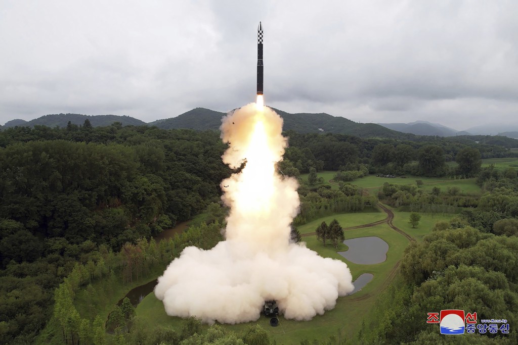 北韩上周发射「火星炮-18」洲际导弹，美日韩随即举行军事演习回应。 美联社