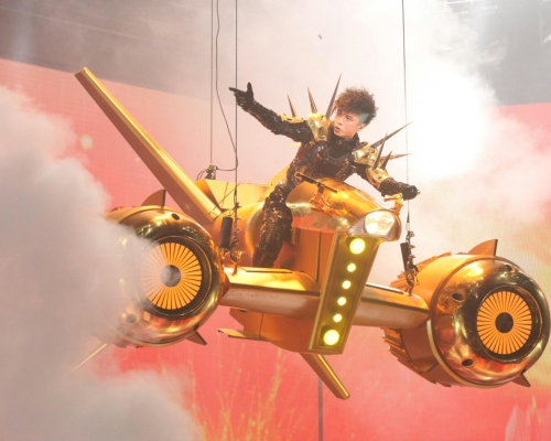 頭髮染了綠色的基仔以一曲《爆了》乘坐金色的時光機、由紅館頂部從天而降為演唱會揭幕。