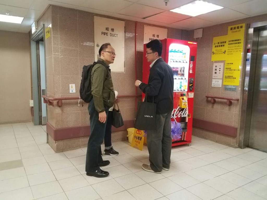 鷹君物業管理有限公司總經理趙志堅,與兩名職員一同到醫院探病。徐裕民攝
