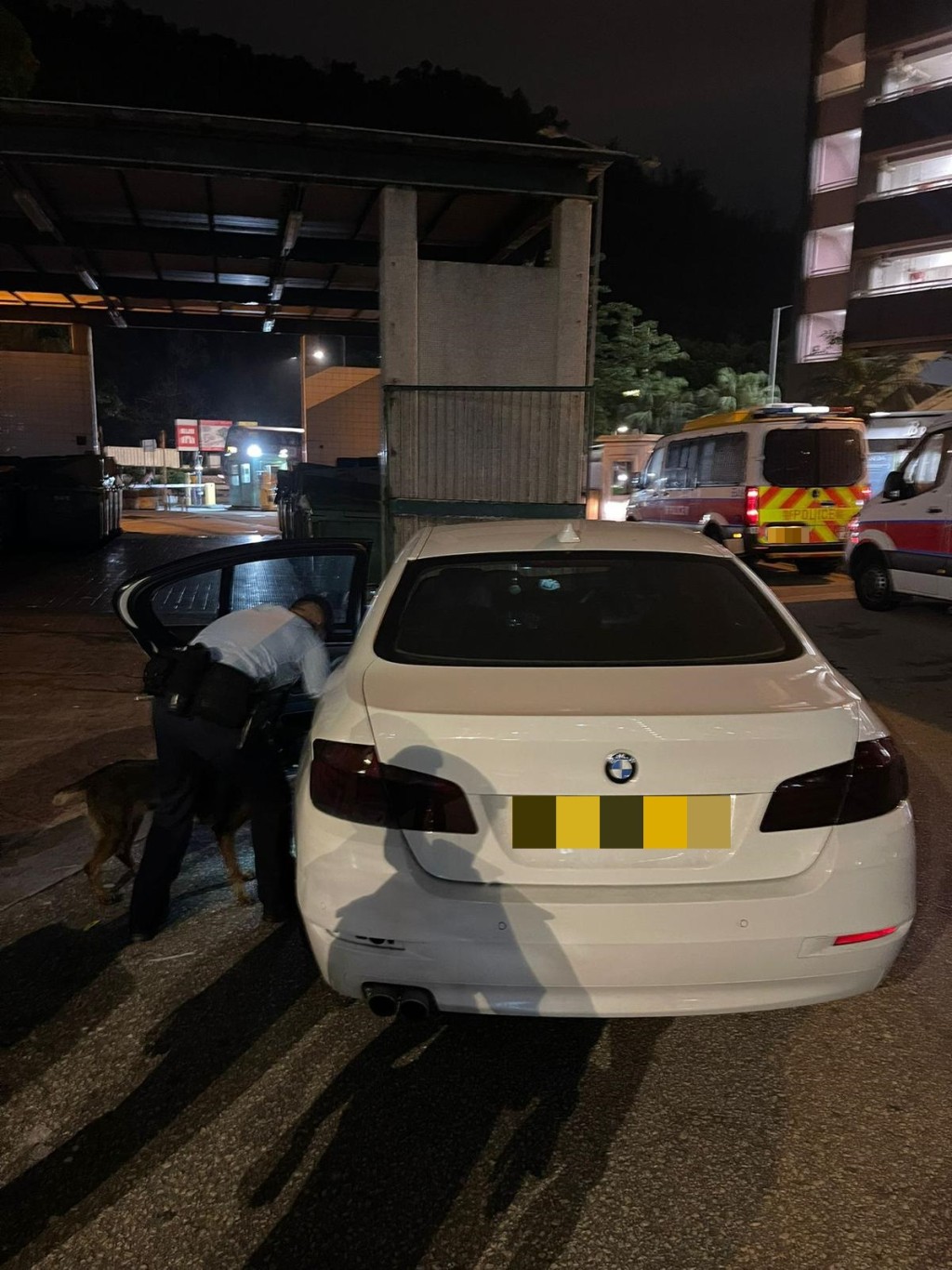 警方將軍澳拘捕4名男女,檢獲電子煙裝置及太空油煙彈。警方圖片 警方將軍澳拘捕4名男女,檢獲電子煙裝置及太空油煙彈。警方圖片