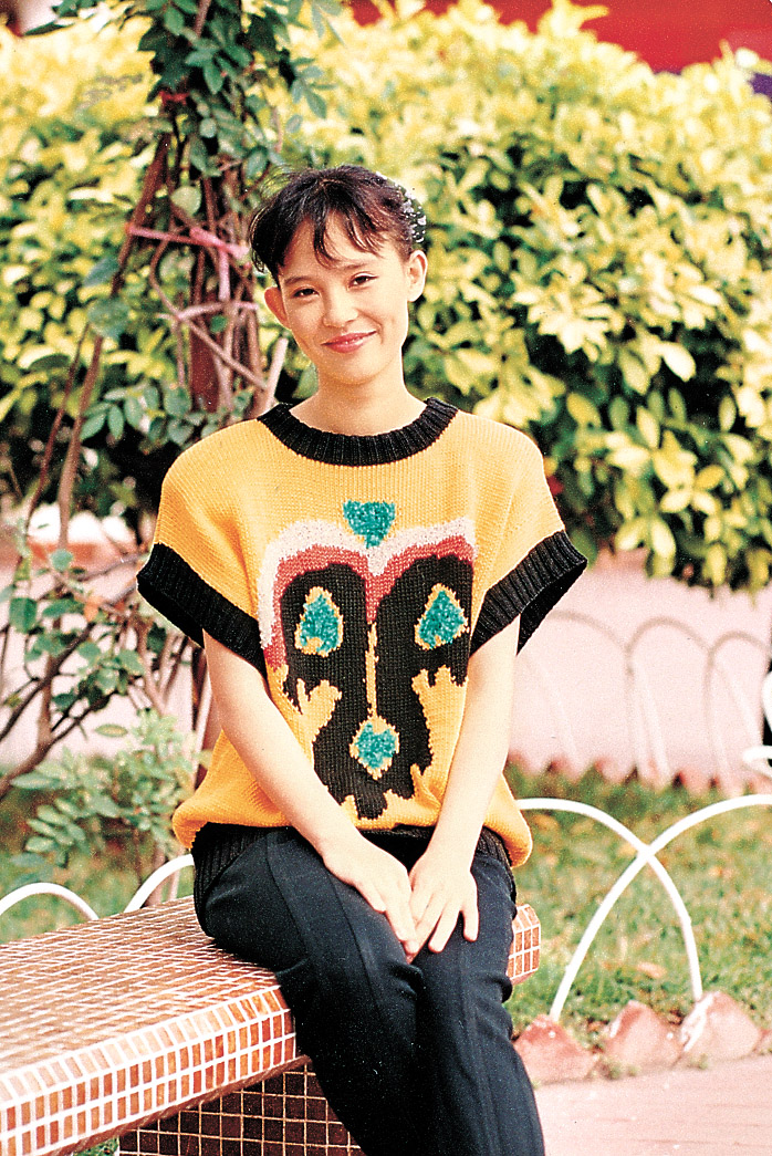 翁静晶于越南出生，一岁到香港定居。