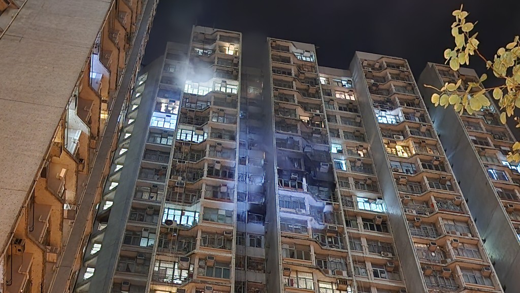 宏耀樓一個中層單位突然冒出濃煙及火光。