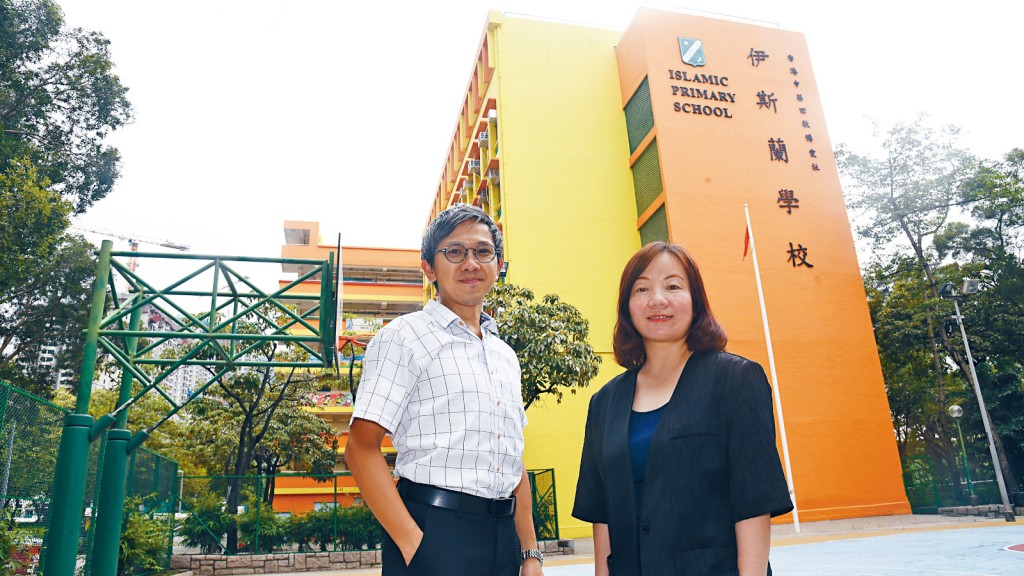 伊斯蘭學校高德燕校長（右）和莫漢威副校長（左）表示「賽馬會綠建環評學校計劃」成功幫助學校減少了碳排放，並讓學生認識綠色建築的概念。