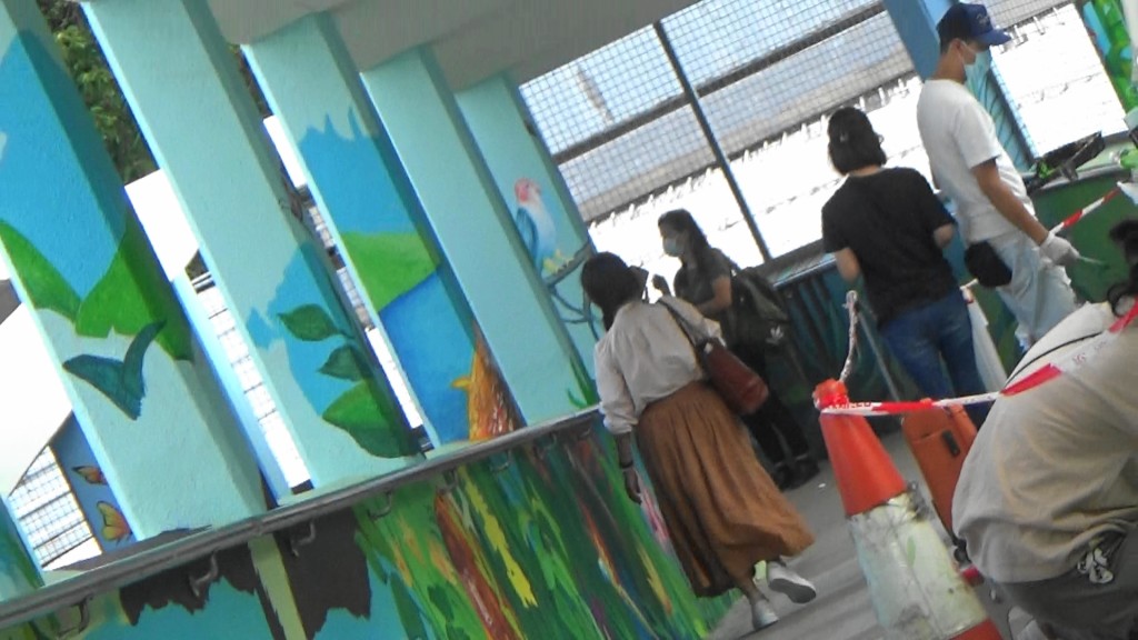 林珊珊离开商场时，经天桥行往森麻实道。