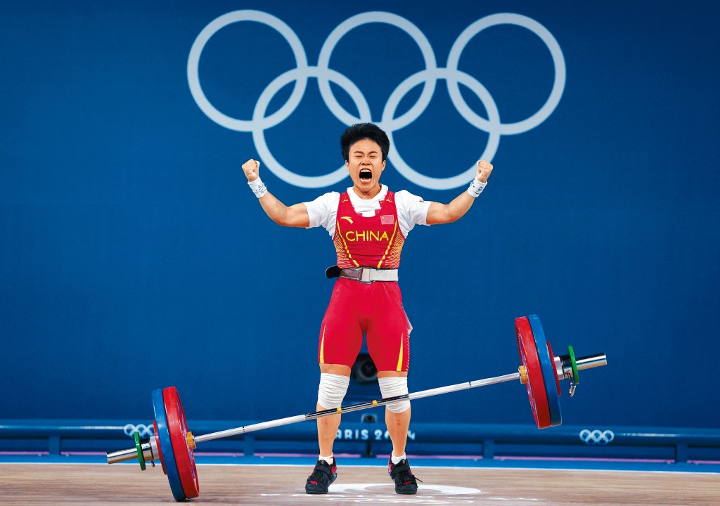 侯志慧最后一举成功挑战117公斤，完成一刻激动不已。