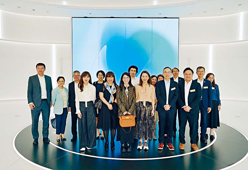 訪京團成員與北京字節跳動公益基金會副理事長及抖音集團企業社會責任部總經理楊潔等會面,商討合作的可能性。 訪京團成員與北京字節跳動公益基金會副理事長及抖音集團企業社會責任部總經理楊潔等會面,商討合作的可能性。