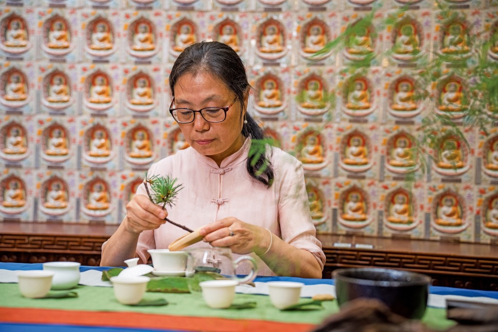 以茶水敬奉尊亲，宣扬孝道精神。