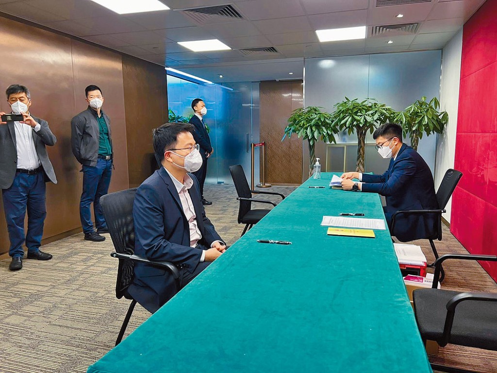 前运输及房屋局局长政治助理符传富，昨午现身人大换届选举工作办公室。