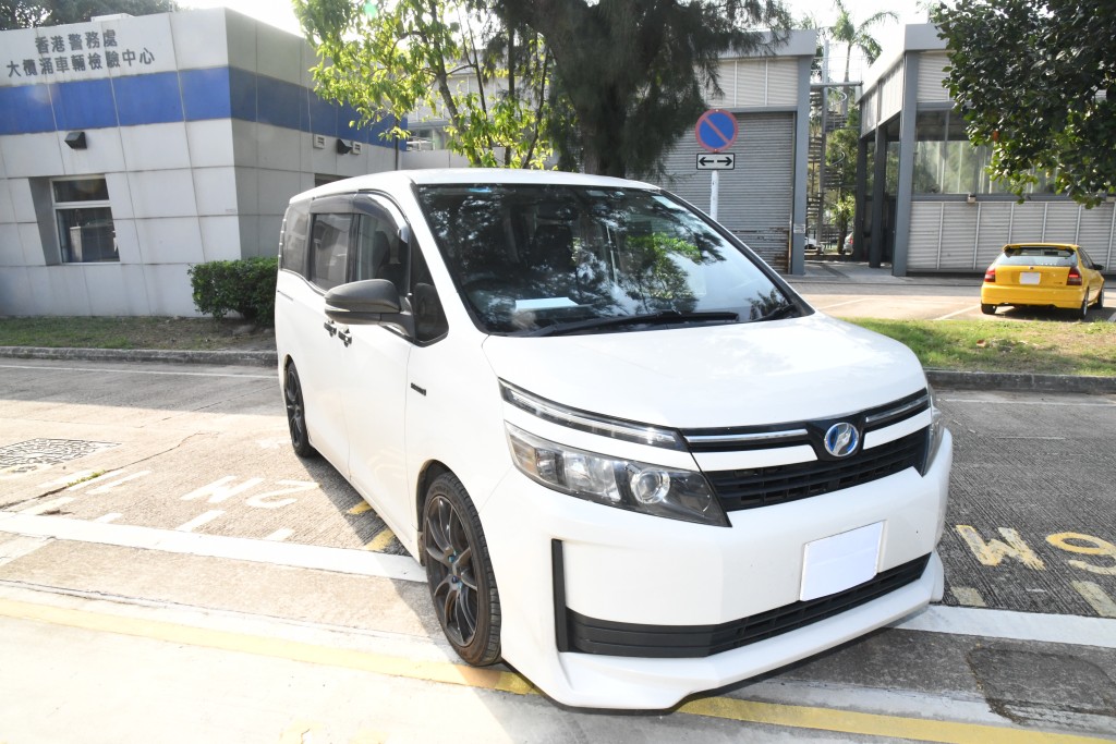 警方今日於屯門區截獲兩輛白牌車。徐裕民攝 警方今日於屯門區截獲兩輛白牌車。徐裕民攝