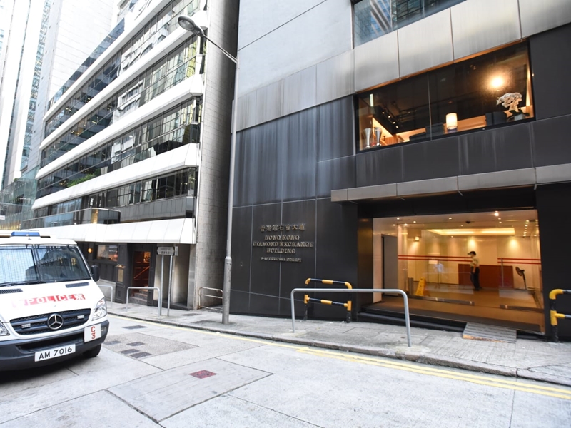 中环都爹利街钻石会大厦一名男子从高处堕楼身亡。