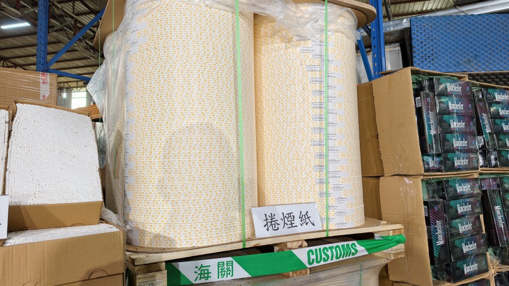 海關檢獲大量的製煙工具。黃文威攝 海關檢獲大量的製煙工具。黃文威攝