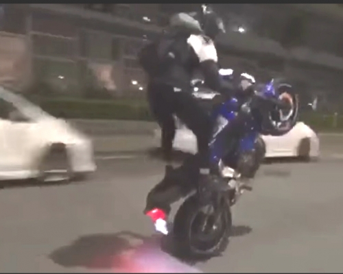 澳門一名男子駕駛重型電單車時彈頭單輪駕駛。影片截圖