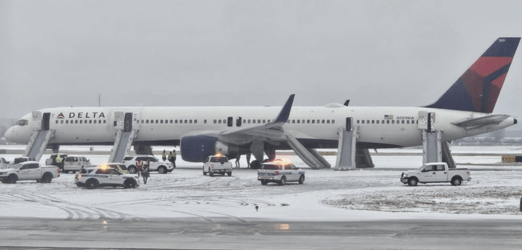 達美航空波音757-300航班，因發動機起火被迫中斷起飛，飛機停在跑道上。X圖片