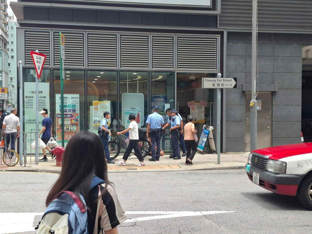 長沙灣一名中年男子疑駕駛電單車遭警員截查,其間竟當街跪地疑似求情。網上圖片 長沙灣一名中年男子疑駕駛電單車遭警員截查,其間竟當街跪地疑似求情。網上圖片