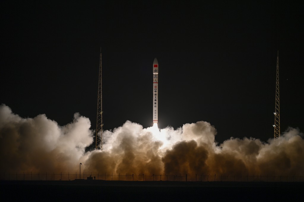 谷神星一号遥九运载火箭，将搭载的天雁16星、星池一号A星顺利送入预定轨道。 新华社