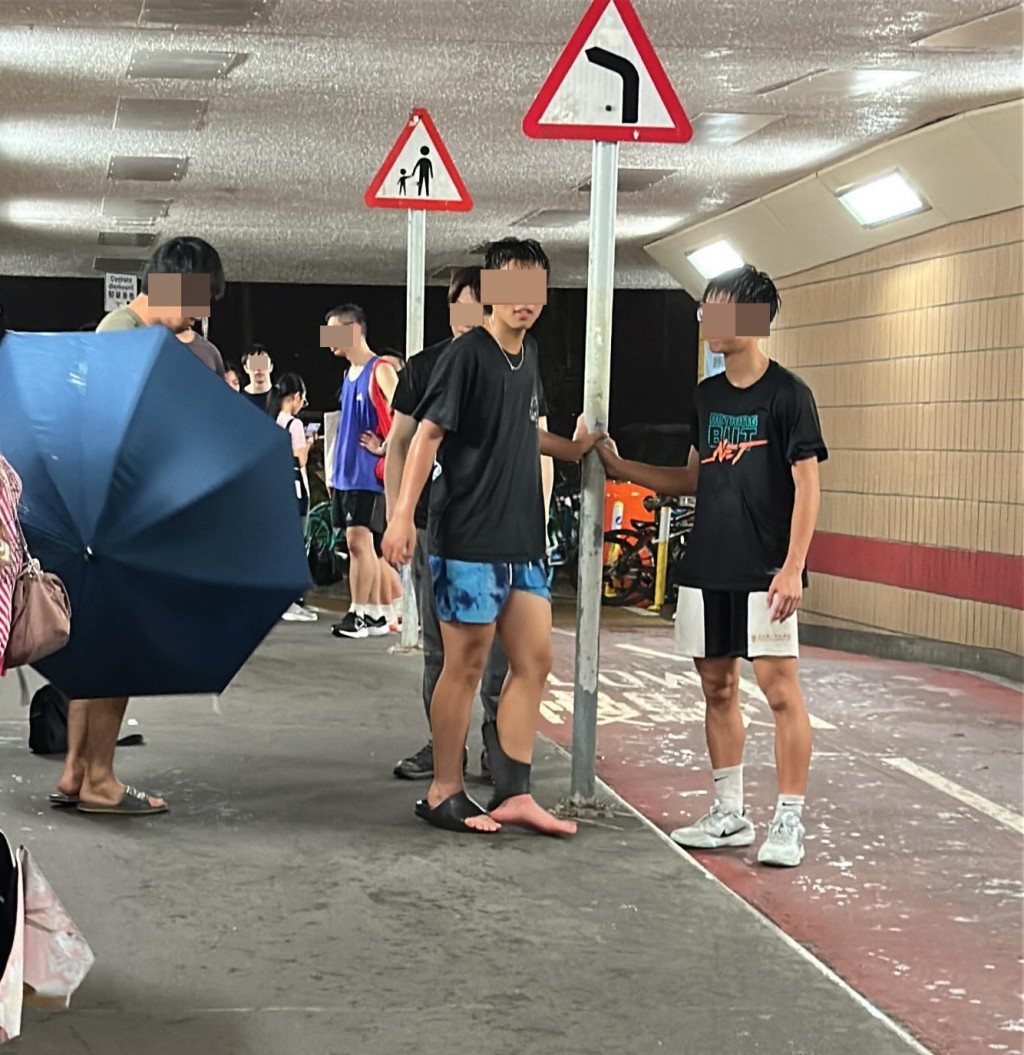第一張相見到左 腳像赤腳的事主,小心翼翼地扶著路牌鐵柱。Threads截圖 第一張相見到左 腳像赤腳的事主,小心翼翼地扶著路牌鐵柱。Threads截圖